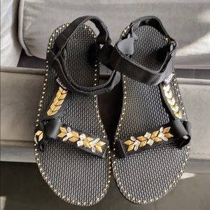 Teva flatforms size 6